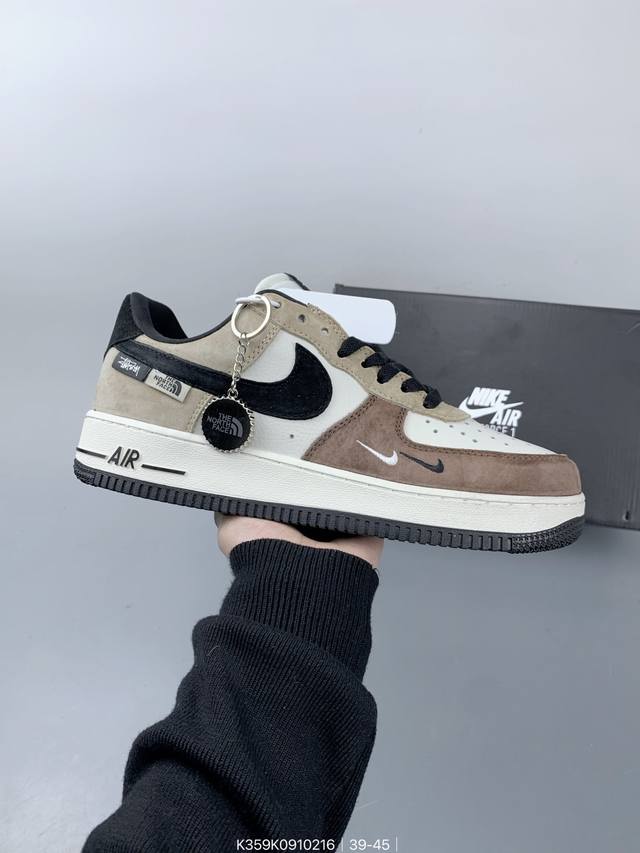 耐克Nike Air Force 1’07 空军一号低帮百搭休闲运动板鞋。柔软、弹性十足的缓震性能和出色的中底设计，横跨复古与现代的外型结合，造就出风靡全球三十