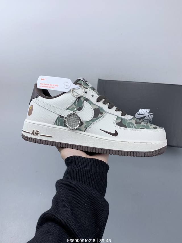 耐克Nike Air Force 1’07 空军一号低帮百搭休闲运动板鞋。柔软、弹性十足的缓震性能和出色的中底设计，横跨复古与现代的外型结合，造就出风靡全球三十