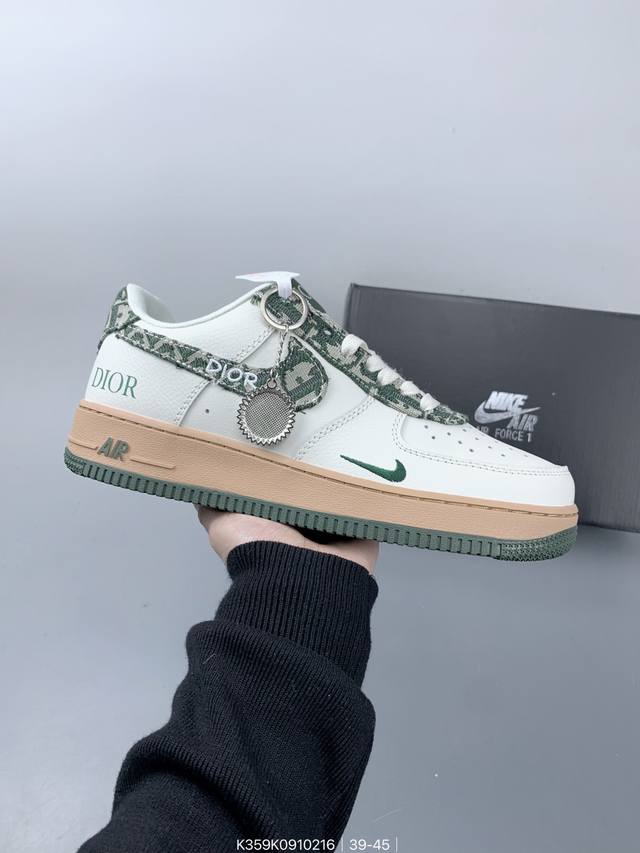 耐克Nike Air Force 1’07 空军一号低帮百搭休闲运动板鞋。柔软、弹性十足的缓震性能和出色的中底设计，横跨复古与现代的外型结合，造就出风靡全球三十