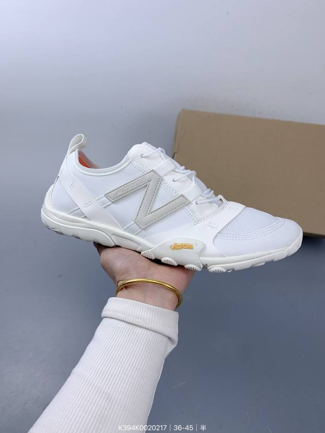 New Balance Mt10O休闲鞋是一款由New Balance与日本时尚品牌 Issey Miyake 携手打造的联名鞋款。Mt10O的设计灵感源自“感