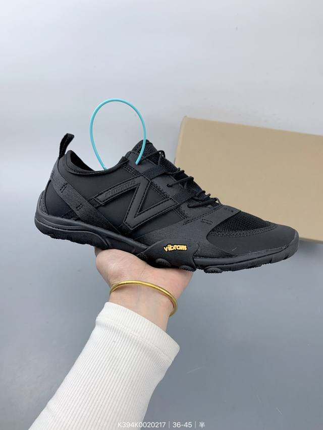 New Balance Mt10O休闲鞋是一款由New Balance与日本时尚品牌 Issey Miyake 携手打造的联名鞋款。Mt10O的设计灵感源自“感