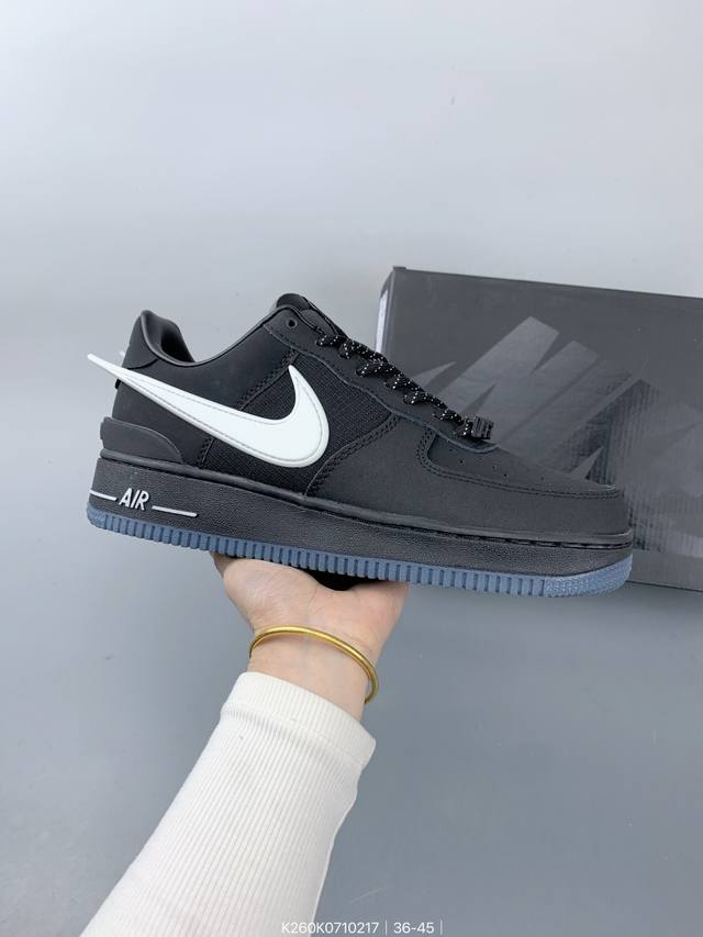 Ambush X Nk Air Force 1‘07 Low ”Phantom“ 联名款 空军一号低帮休闲板鞋 #鞋款鞋身以及内衬均采用了纯色皮革打造，标志性的