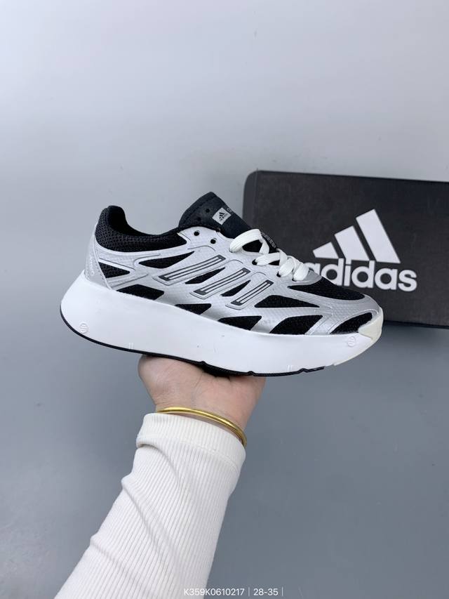 Adidas Aruku 外观上结合了经典跑鞋的设计 全新Swirlfoam海绵泡沫大底 鞋面采用网眼鞋面 滚动感强烈 不同纹理和图案 增强抓地力与耐用性 适合