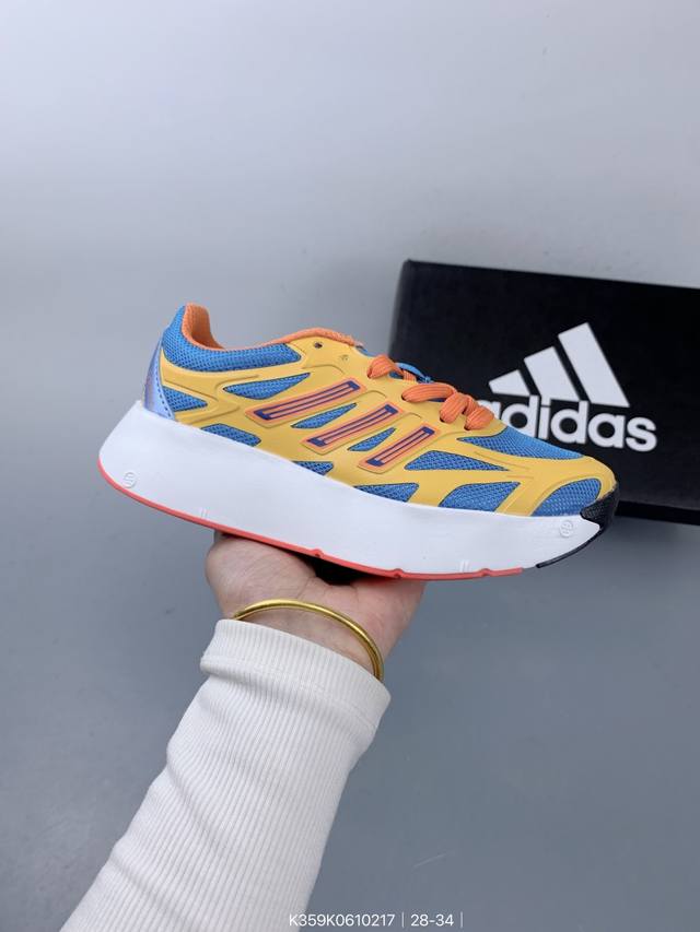 Adidas Aruku 外观上结合了经典跑鞋的设计 全新Swirlfoam海绵泡沫大底 鞋面采用网眼鞋面 滚动感强烈 不同纹理和图案 增强抓地力与耐用性 适合