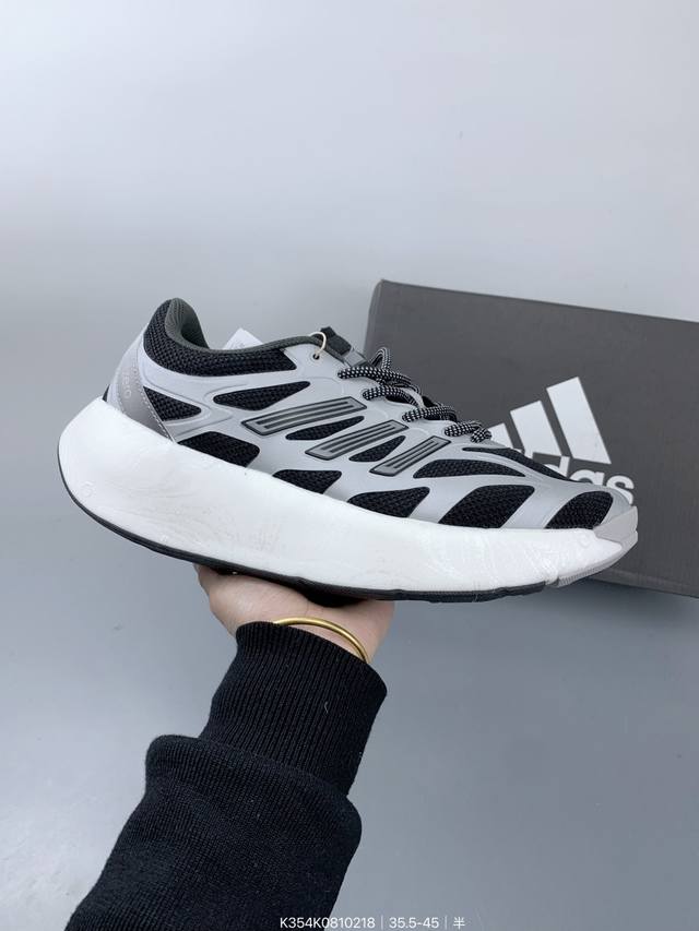 Adidas Aruku 外观上结合了经典跑鞋的设计 全新Swirlfoam海绵泡沫大底 鞋面采用网眼鞋面 滚动感强烈 不同纹理和图案 增强抓地力与耐用性 适合