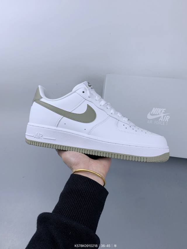 公司级耐克Nike Air Force 1“07空军一号低帮百搭休闲运动板鞋。柔软、弹性十足的缓震性能和出色的中底设计，横跨复古与现代的外型结合，造就出风靡全球