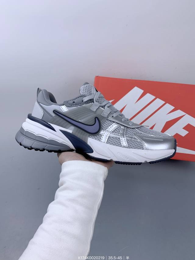 真标耐克Nike V2K Run跑步鞋复古风潮 网面透气运动鞋 灰银紧致的鞋面材质提供良好的包裹性鞋侧 Swoosh以及鞋头部分搭配增添不少亮点的镀铬细节鞋垫上