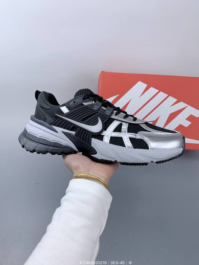 真标耐克Nike V2K Run跑步鞋复古风潮 网面透气运动鞋 灰银紧致的鞋面材质提供良好的包裹性鞋侧 Swoosh以及鞋头部分搭配增添不少亮点的镀铬细节鞋垫上