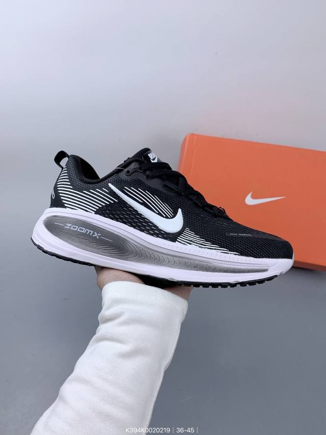 公司级Nike Vomero 18 耐克 舒适减震防滑 低帮跑步鞋 全掌Reactx泡绵中底 前掌和后跟还配备了Air Zoom气垫单元 据说跑起来更快更舒适哦