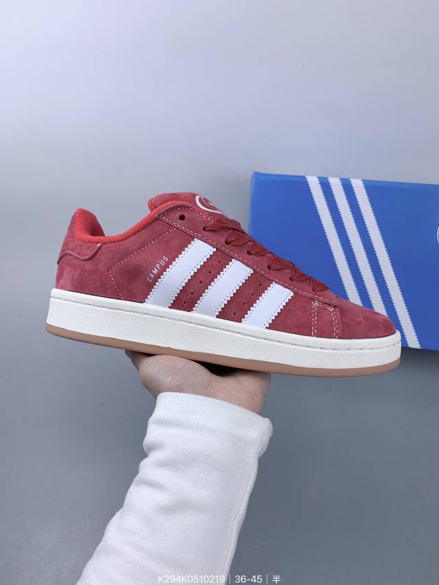 真标阿迪达斯 Adidas Originals Samba Og阿迪达斯三叶草休闲鞋男鞋女鞋蛇年限定款新年款经典运动鞋德训鞋 以白色为主，鞋头采用浅灰色麂皮呈现