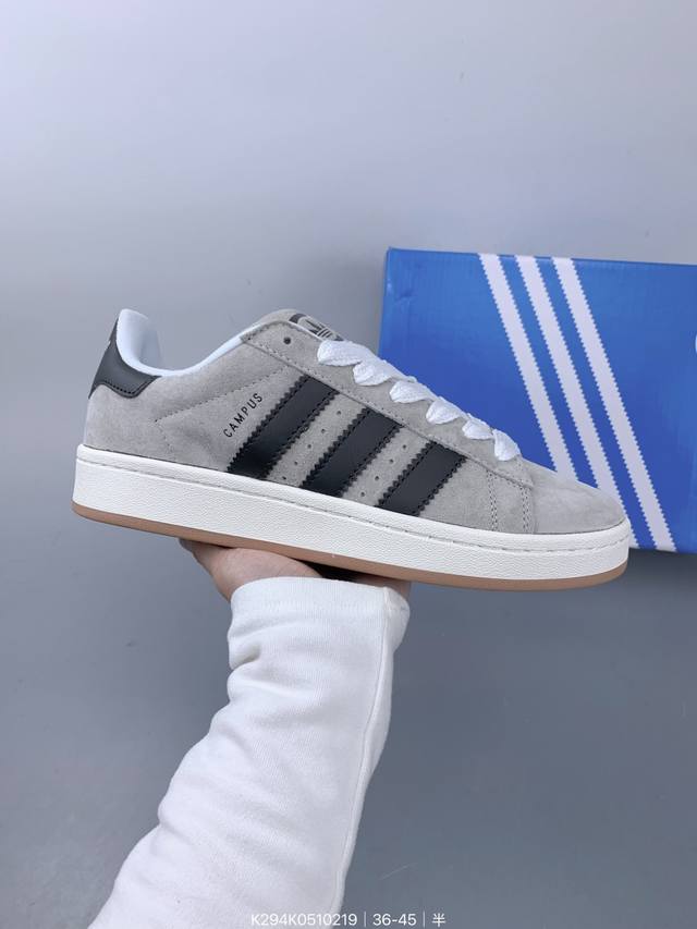 真标阿迪达斯 Adidas Originals Samba Og阿迪达斯三叶草休闲鞋男鞋女鞋蛇年限定款新年款经典运动鞋德训鞋 以白色为主，鞋头采用浅灰色麂皮呈现 - 点击图像关闭