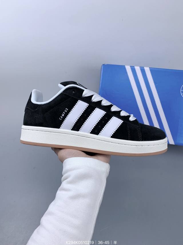 真标阿迪达斯 Adidas Originals Samba Og阿迪达斯三叶草休闲鞋男鞋女鞋蛇年限定款新年款经典运动鞋德训鞋 以白色为主，鞋头采用浅灰色麂皮呈现