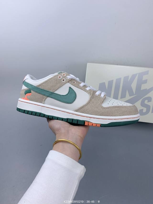 耐克Nike Sb Dunk Low 扣篮系列复古低帮休闲运动滑板板鞋。采用脚感柔软舒适Zoomair气垫，有效吸收滑板等极限运动在落地时带来的冲击力，为街头运