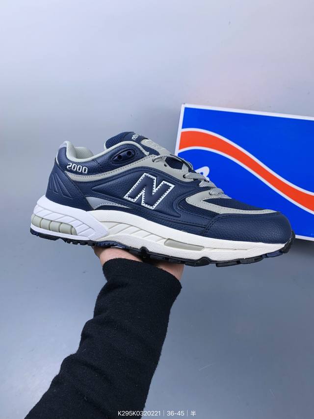 新百伦 New Balance Nb2000系列复古运动慢跑鞋，鞋面为合成皮革与聚酯网眼相拼，质轻、透气、包覆感舒适，鞋底的双色流线设计加上前后脚掌的双气垫支撑