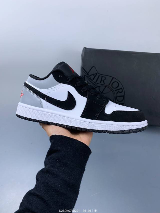 Air Jordan 1 Low 低帮 黑白灰 Aj1 乔丹1代 Aj1 乔1 低邦 黑白灰 男女同款 乔丹篮球鞋系列 整双鞋选用白黑灰配色示人并辅以皮质鞋面，