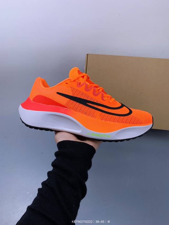 耐克 Nike Zoom Fly 5 运动鞋男女士公路跑鞋竞速跑步鞋厚底增高老爹鞋。采用耐用的设计，不仅可以部署在您最喜欢的比赛的起跑线上，还可以部署在征服后的