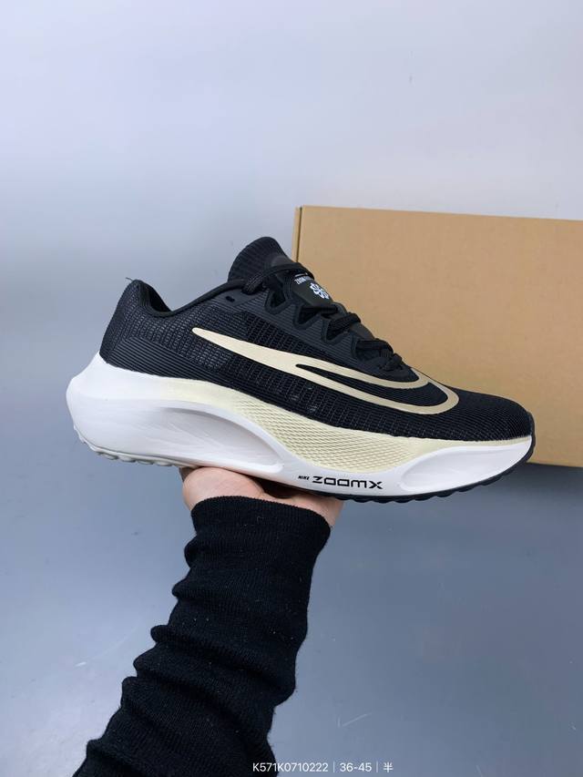 耐克 Nike Zoom Fly 5 运动鞋男女士公路跑鞋竞速跑步鞋厚底增高老爹鞋。采用耐用的设计，不仅可以部署在您最喜欢的比赛的起跑线上，还可以部署在征服后的