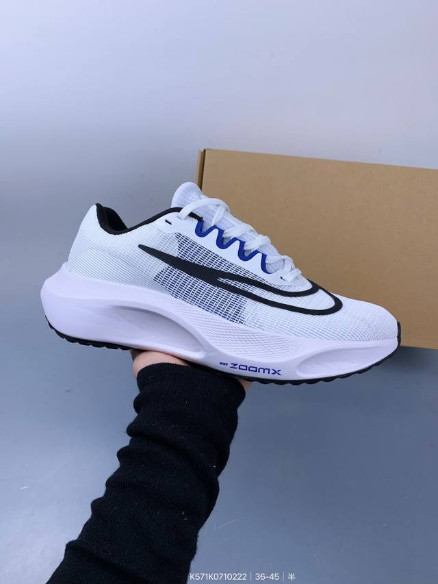 耐克 Nike Zoom Fly 5 运动鞋男女士公路跑鞋竞速跑步鞋厚底增高老爹鞋。采用耐用的设计，不仅可以部署在您最喜欢的比赛的起跑线上，还可以部署在征服后的