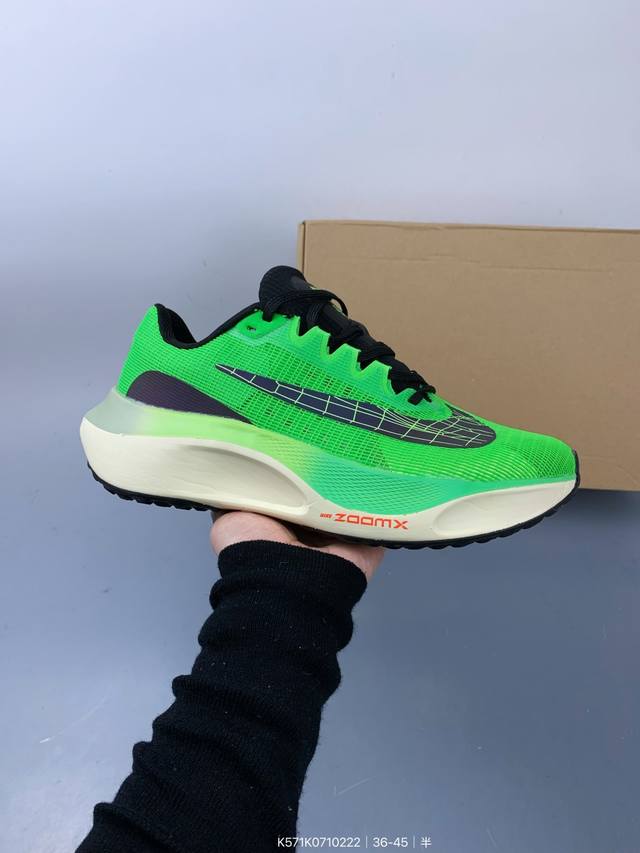 耐克 Nike Zoom Fly 5 运动鞋男女士公路跑鞋竞速跑步鞋厚底增高老爹鞋。采用耐用的设计，不仅可以部署在您最喜欢的比赛的起跑线上，还可以部署在征服后的