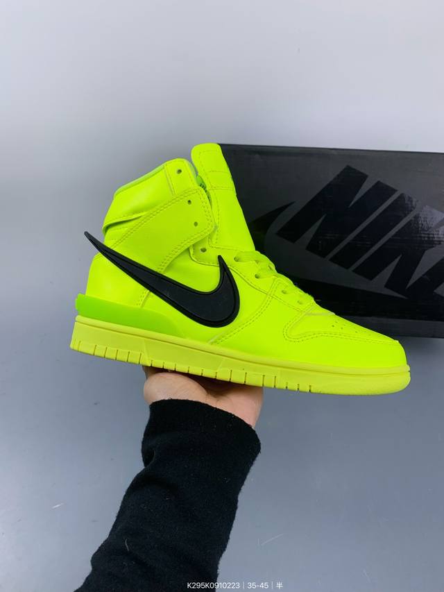 耐克Ambush X Sb Dunk High Sb滑板鞋高帮 联名双色尽显街头气质。鞋款最大亮点在于侧身 Swoosh Logo 延至后跟并超过鞋身，以夸张设