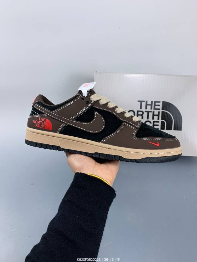 耐克 Nk Sb Dunk Low 北面联名Mr.Vera设计师 “北面联名 灰棕黑配色“高端定制 低帮休闲运动板鞋独家版型，柔软皮革鞋面，冲击视觉和脚感体验