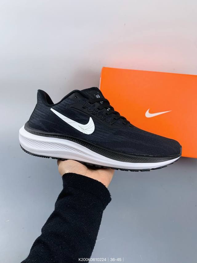 Nike耐克 登月Air Zoom 运动大气垫跑鞋。飞马跑鞋路跑步鞋 沿袭你挚爱的出众回弹性能和支撑脚感，同时为足部敏感部位营造非凡舒适感受。 无论你是要参加马