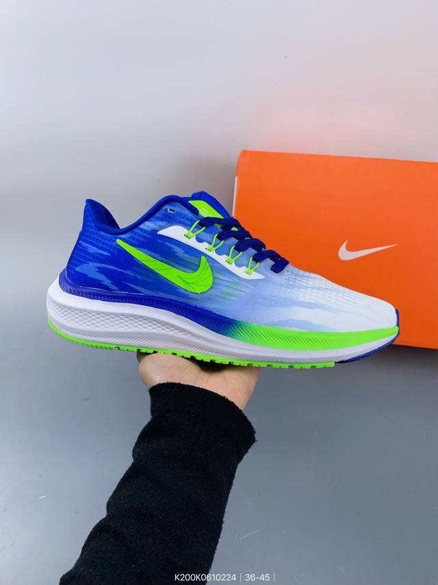 Nike耐克 登月Air Zoom 运动大气垫跑鞋。飞马跑鞋路跑步鞋 沿袭你挚爱的出众回弹性能和支撑脚感，同时为足部敏感部位营造非凡舒适感受。 无论你是要参加马