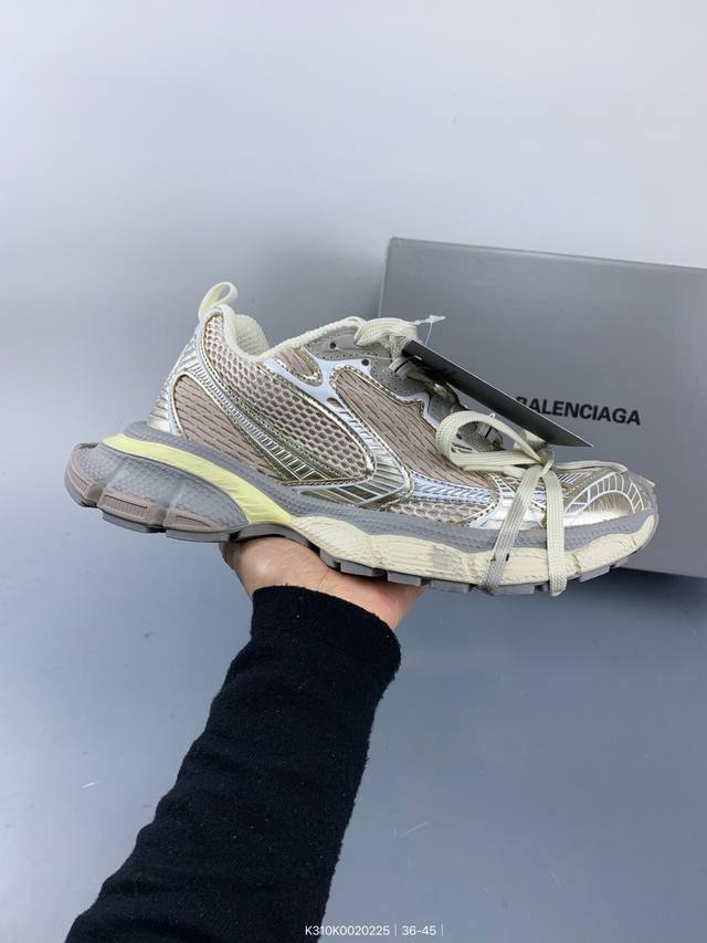 Balenciaga Stapler Sneakers 巴黎世家订书机鞋网布系带低帮走秀复古老爹鞋 展现品牌对于新潮事物的热情 这款鞋子拥有巨大尺寸和醒目设计