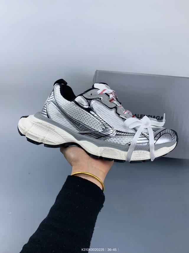 Balenciaga Stapler Sneakers 巴黎世家订书机鞋网布系带低帮走秀复古老爹鞋 展现品牌对于新潮事物的热情 这款鞋子拥有巨大尺寸和醒目设计