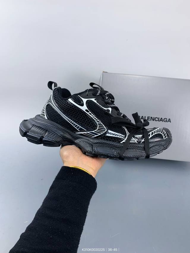 Balenciaga Stapler Sneakers 巴黎世家订书机鞋网布系带低帮走秀复古老爹鞋 展现品牌对于新潮事物的热情 这款鞋子拥有巨大尺寸和醒目设计