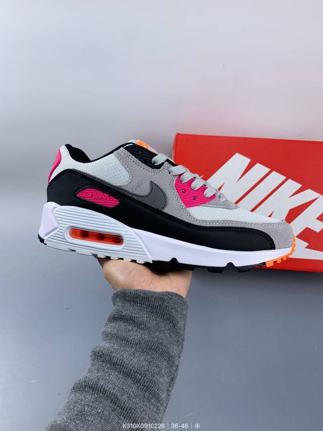 公司级耐克Nike Air Max 90 经典复古小气垫缓震跑鞋 鞋面由皮和革织物打造，犀利的条线打造出酷劲十的足视觉效果 网布鞋增面强透气性，穿着为极舒适 经