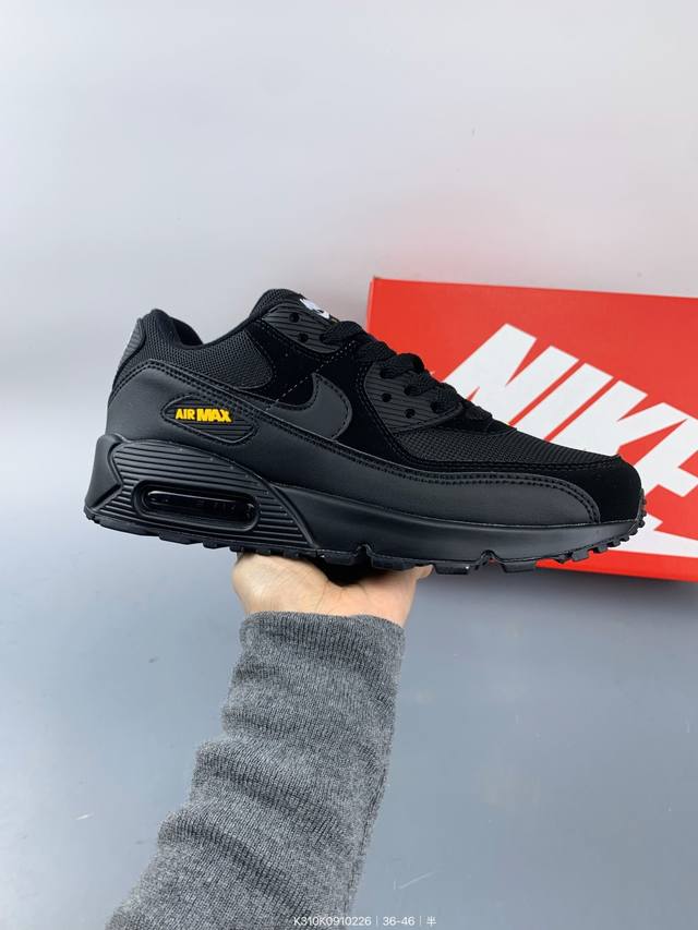 公司级耐克Nike Air Max 90 经典复古小气垫缓震跑鞋 鞋面由皮和革织物打造，犀利的条线打造出酷劲十的足视觉效果 网布鞋增面强透气性，穿着为极舒适 经