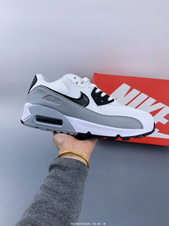 公司级耐克Nike Air Max 90 经典复古小气垫缓震跑鞋 鞋面由皮和革织物打造，犀利的条线打造出酷劲十的足视觉效果 网布鞋增面强透气性，穿着为极舒适 经