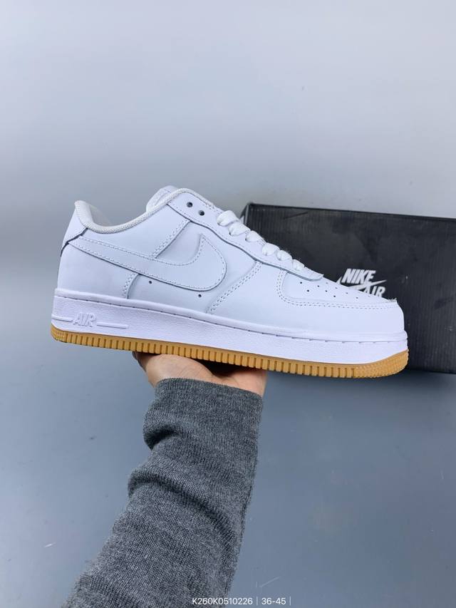 真标耐克Nike Air Force 1‘07空军一号低帮百搭休闲运动板鞋。柔软、弹性十足的缓震性能和出色的中底设计，横跨复古与现代的外型结合，造就出风靡全球三