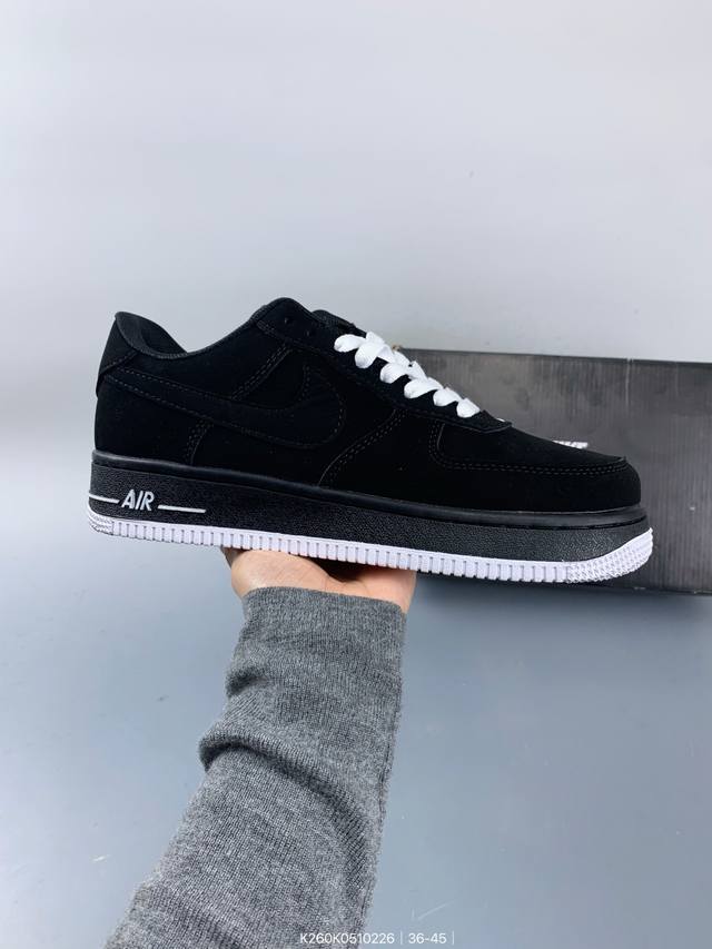 真标耐克Nike Air Force 1‘07空军一号低帮百搭休闲运动板鞋。柔软、弹性十足的缓震性能和出色的中底设计，横跨复古与现代的外型结合，造就出风靡全球三