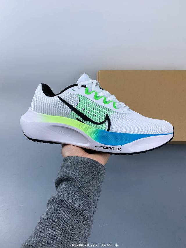 耐克 Nike Zoom Fly 5 运动鞋男女士公路跑鞋竞速跑步鞋厚底增高老爹鞋。采用耐用的设计，不仅可以部署在您最喜欢的比赛的起跑线上，还可以部署在征服后的