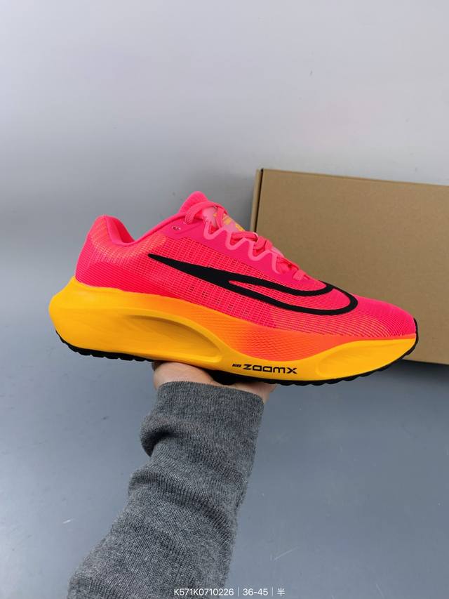 耐克 Nike Zoom Fly 5 运动鞋男女士公路跑鞋竞速跑步鞋厚底增高老爹鞋。采用耐用的设计，不仅可以部署在您最喜欢的比赛的起跑线上，还可以部署在征服后的