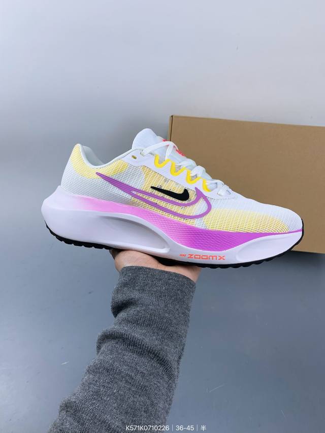 耐克 Nike Zoom Fly 5 运动鞋男女士公路跑鞋竞速跑步鞋厚底增高老爹鞋。采用耐用的设计，不仅可以部署在您最喜欢的比赛的起跑线上，还可以部署在征服后的