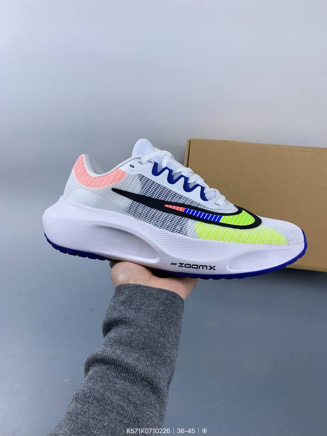 耐克 Nike Zoom Fly 5 运动鞋男女士公路跑鞋竞速跑步鞋厚底增高老爹鞋。采用耐用的设计，不仅可以部署在您最喜欢的比赛的起跑线上，还可以部署在征服后的