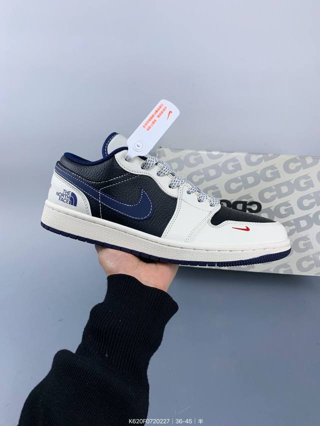 限量发售！ Air Jordan 1 Low Aj1乔1低帮休闲板鞋， “黑白蓝勾配色-北面联名定制款” 个性的设计风格以及品牌的经典元素 使其成为一双具有独特