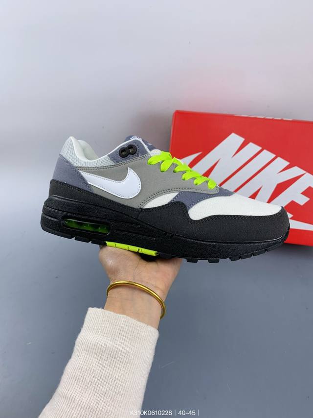 真标Nike Air Max 1 耐克气垫 缓震 耐磨运动鞋 鞋身材质均选择皮革 织物 麂皮多种材质覆盖 保证质感的前提下 层次感也相当不错 带有开窗式 Air