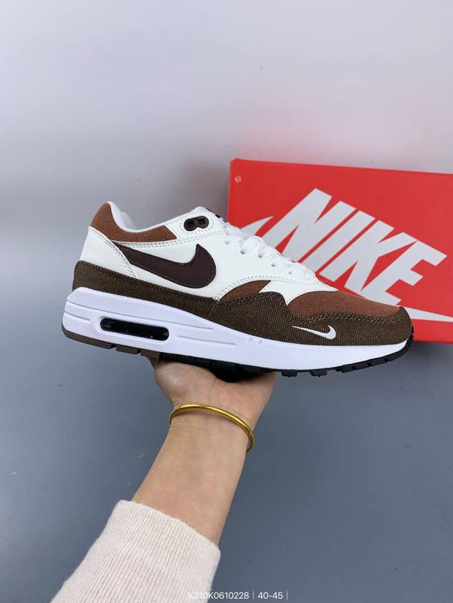 真标Nike Air Max 1 耐克气垫 缓震 耐磨运动鞋 鞋身材质均选择皮革 织物 麂皮多种材质覆盖 保证质感的前提下 层次感也相当不错 带有开窗式 Air