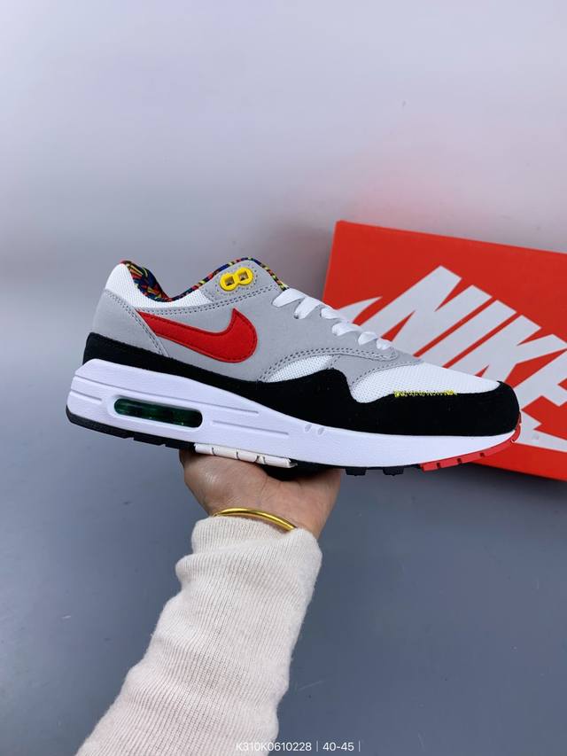 真标Nike Air Max 1 耐克气垫 缓震 耐磨运动鞋 鞋身材质均选择皮革 织物 麂皮多种材质覆盖 保证质感的前提下 层次感也相当不错 带有开窗式 Air