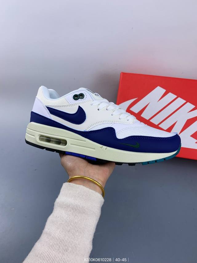 真标Nike Air Max 1 耐克气垫 缓震 耐磨运动鞋 鞋身材质均选择皮革 织物 麂皮多种材质覆盖 保证质感的前提下 层次感也相当不错 带有开窗式 Air