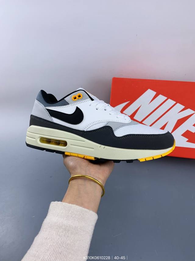 真标Nike Air Max 1 耐克气垫 缓震 耐磨运动鞋 鞋身材质均选择皮革 织物 麂皮多种材质覆盖 保证质感的前提下 层次感也相当不错 带有开窗式 Air - 点击图像关闭