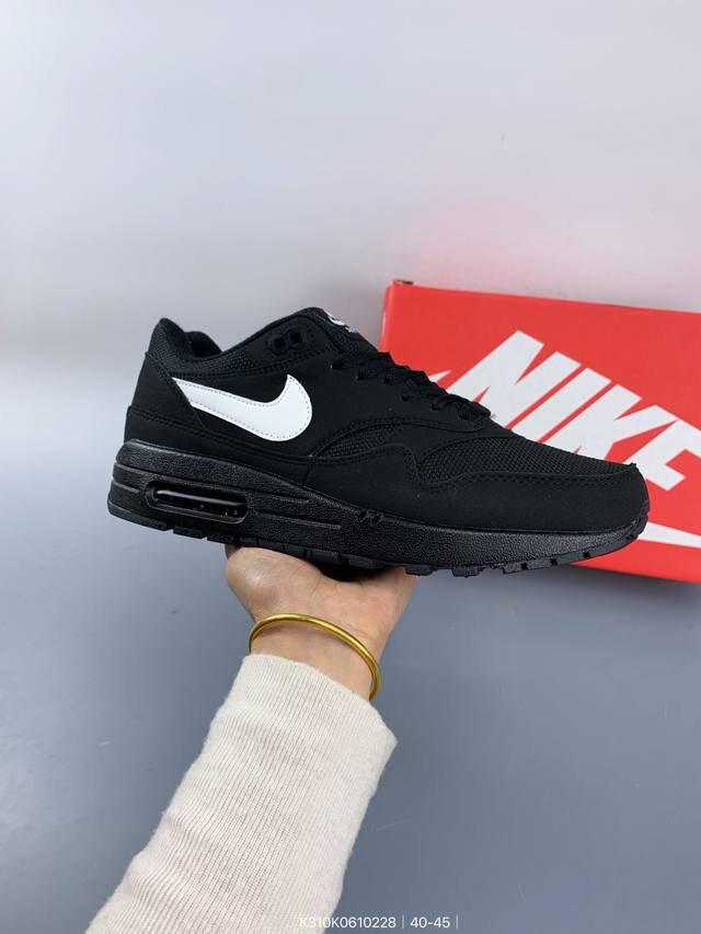 真标Nike Air Max 1 耐克气垫 缓震 耐磨运动鞋 鞋身材质均选择皮革 织物 麂皮多种材质覆盖 保证质感的前提下 层次感也相当不错 带有开窗式 Air