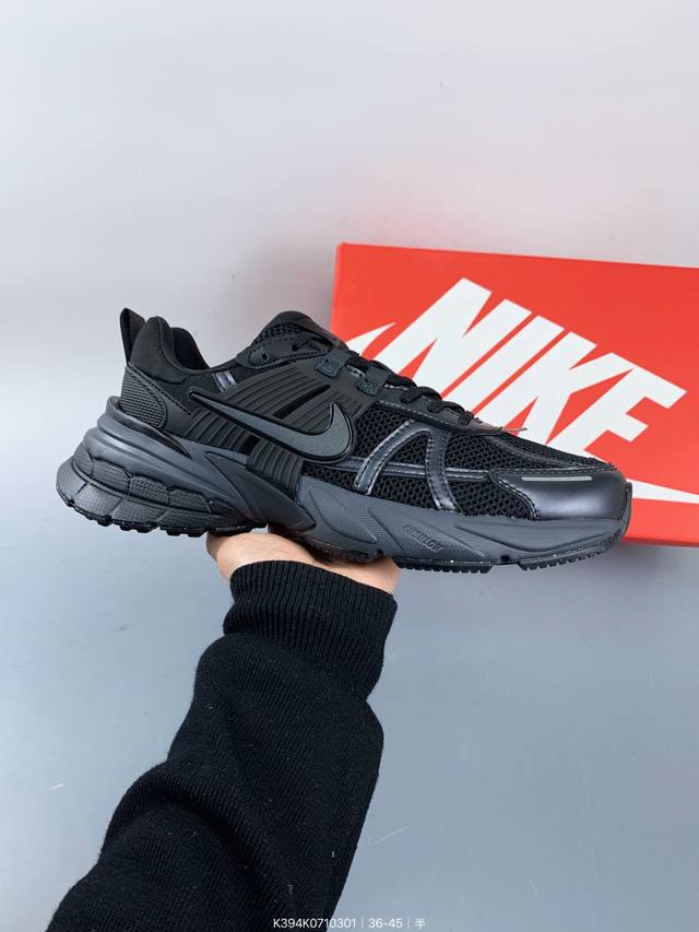 公司级耐克Nike V2K Run跑步鞋复古风潮 网面透气运动鞋 灰银紧致的鞋面材质提供良好的包裹性鞋侧 Swoosh以及鞋头部分搭配增添不少亮点的镀铬细节鞋垫