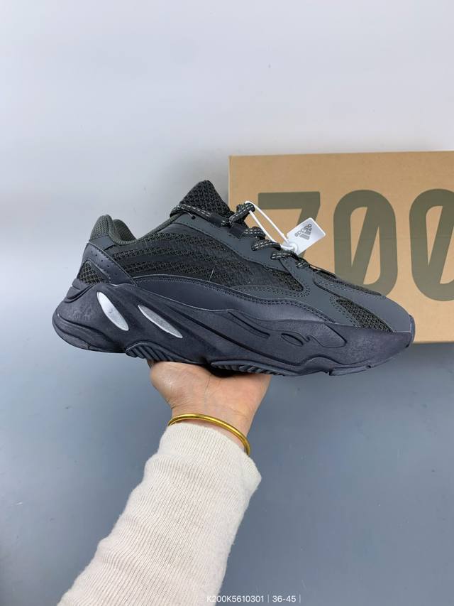 阿迪达斯Adidas Yeezy 700 椰子700复老古爹鞋。延续了爹老鞋粗犷风格与复廓古形，继承Yeezy 700的经典混合元素，仅在鞋线身条进上行了一的定