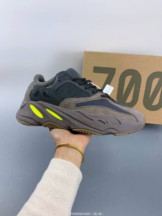 阿迪达斯Adidas Yeezy 700 椰子700复老古爹鞋。延续了爹老鞋粗犷风格与复廓古形，继承Yeezy 700的经典混合元素，仅在鞋线身条进上行了一的定 - 点击图像关闭