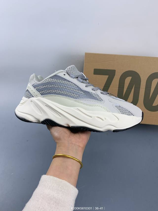 阿迪达斯Adidas Yeezy 700 椰子700复老古爹鞋。延续了爹老鞋粗犷风格与复廓古形，继承Yeezy 700的经典混合元素，仅在鞋线身条进上行了一的定 - 点击图像关闭